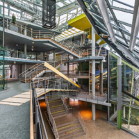 Eingangshalle mit Lift und Treppenhaus im 1. Obergeschoss der Deutschen Rentenversicherung in Lübeck