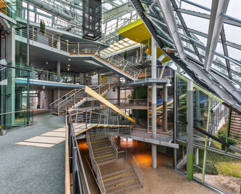 Eingangshalle mit Lift und Treppenhaus im 1. Obergeschoss der Deutschen Rentenversicherung in Lübeck